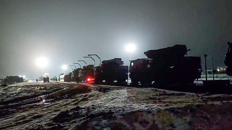 Auf diesem Videostandbild des Pressedienstes des russischen Verteidigungsministeriums bereiten sich russische Militärfahrzeuge darauf vor, nach ihrer Ankunft in Belarus von einem Bahnsteig zu fahren.