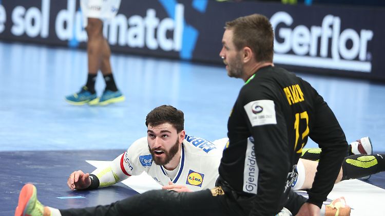 Er hat ihn: Andreas Palicka hält Schwedens Finaleinzug fest.
