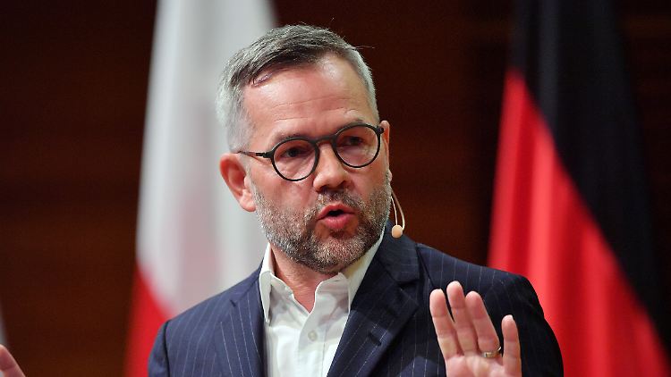 Roth hat für Schröders Äußerungen kein Verständnis.