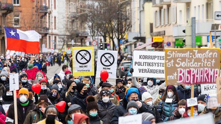 In mehreren Städten gingen die Menschen auf die Straßen - hier in Freiburg.