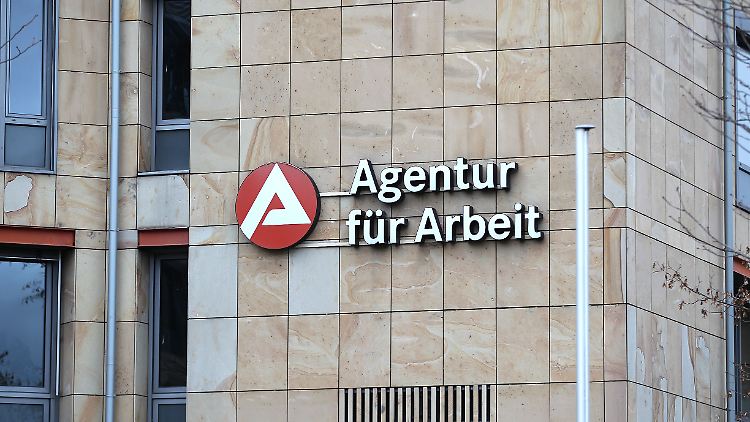 Der Bundestag hat am Mittwoch in einer Orientierungsdebatte erstmals ausführlich über die Einführung einer Corona-Impfpflicht diskutiert.