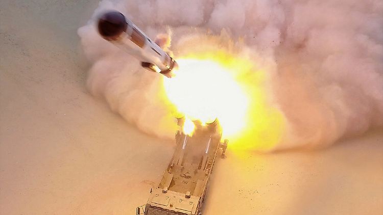 Nordkoreas Mittelstreckenrakete soll etwa 800 Kilometer in Richtung offenes Meer geflogen sein.