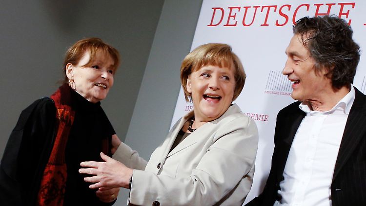 Kanzlerin Merkel mit "Paula" (Angelica Domröse, l.) und "Paul" (Winfried Glatzeder).