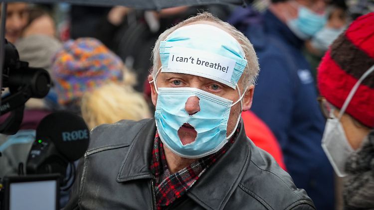 Ein Mann protestiert in Berlin gegen Covid-Maßnahmen.
