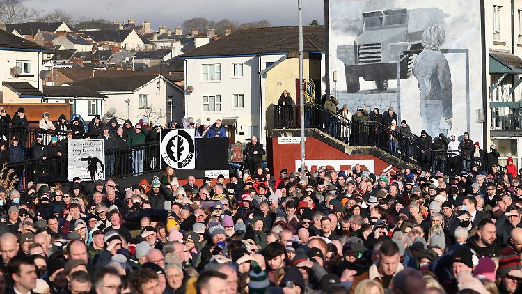 Hunderte Menschen gingen in Gedenken an den "Bloody Sunday" auf die Straße.