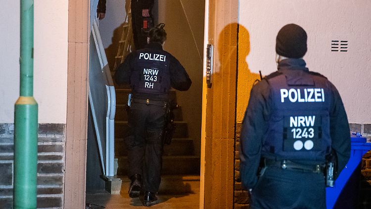 Die Polizei nannte keine weiteren Details zu der Durchsuchung. 