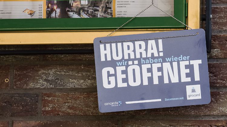 Noch rollt die Omikron-Welle über Deutschland. Doch wie könnten danach Öffnungsschritte aussehen?