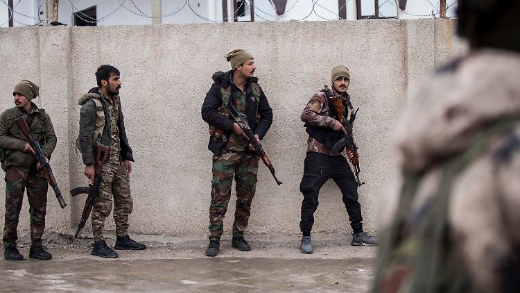 SDF-Einheiten durchkämmen die Gegend um das Gefängnis weiterhin nach versprengten IS-Kämpfern.