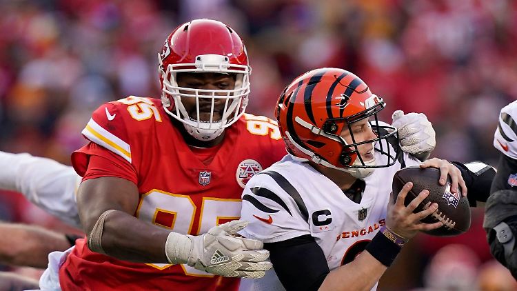 Cincinnati Bengals-Quarterback Joe Burrow (9) durchbricht einen Tackle-Versuch von Kansas City Chiefs-Defensive End Chris Jones (95) während der zweiten Halbzeit.