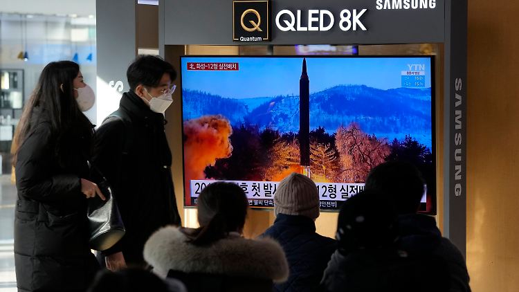 Südkoreaner verfolgen den Raketenstart auf einem Fernseher in einem Bahnhof der Hauptstadt Seoul.