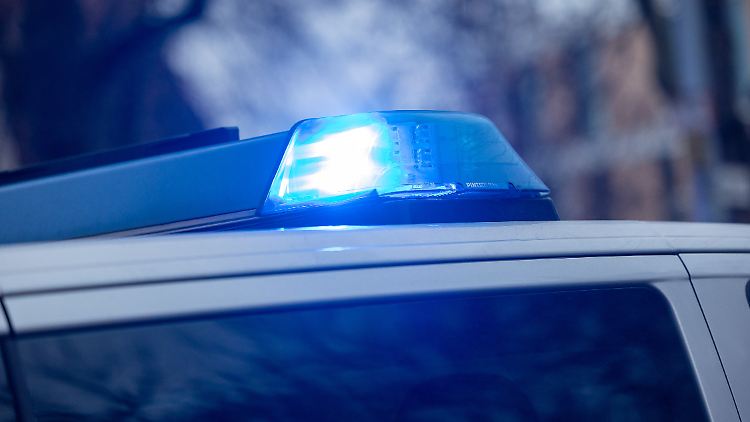 Bei den anschließenden Wohnungsdurchsuchungen in Elsdorf und Bonn beschlagnahmten die Ermittler elektronische Beweismittel und Munition.