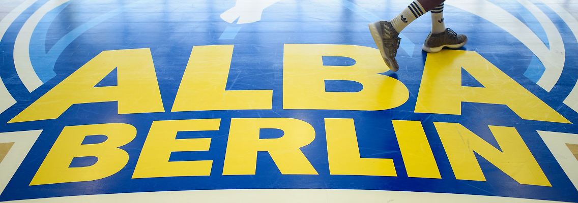 Ein Spieler der Mannschaft ALBA Berlin geht über das Logo auf dem Boden.