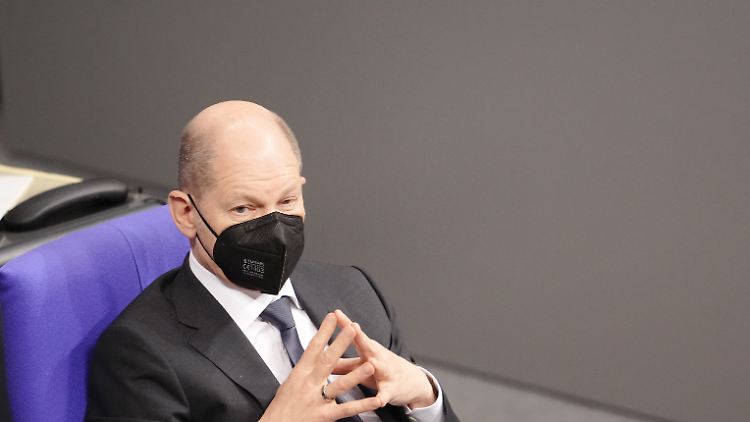 Bundeskanzler Olaf Scholz bei der Orientierungsdebatte zu einer Corona-Impfpflicht im Bundestag.