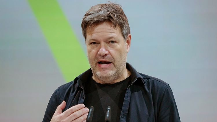 Bundeswirtschaftsminister Habeck plädiert für eine restriktivere Exportpolitik bei Rüstungsgütern. Sein Ressort genehmigte zu Jahresbeginn jedoch Lieferungen für zwei Milliarden Euro.