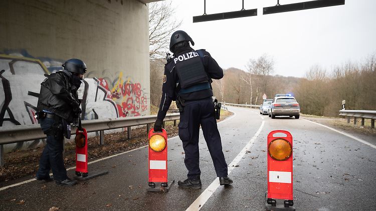 Die Polizei fahndet nun nach einem 38-jährigen Tatverdächtigen, der an der Tötung zweier Beamter am frühen Morgen beteiligt gewesen sein soll.