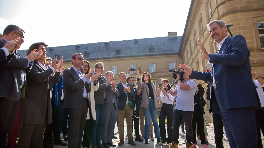 Nahezu-die-komplette-CSU-Landtagsfraktion-begruesste-Ministerpraesident-Markus-Soeder-Beifall-klatschend-in-Kloster-Banz-bei-seiner-Rueckkehr-aus-Berlin