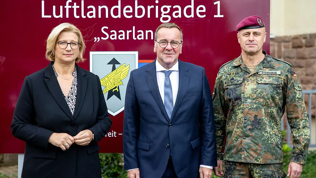 Verteidigungsminister-Boris-Pistorius-M-ist-zu-Besuch-in-der-Graf-Werder-Kaserne-in-Saarlouis