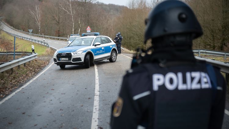 Die Polizei sperrt die Gegend rund um die Kreisstadt Kusel weiträumig ab.