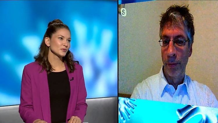 Der Epidemiologe Timo Ulrichs - hier im Gespräch mit ntv-Moderatorin Tamara Bilić - ist Professor für Medizin, Mikrobiologie und Katastrophenhilfe an der Akkon-Hochschule in Berlin.