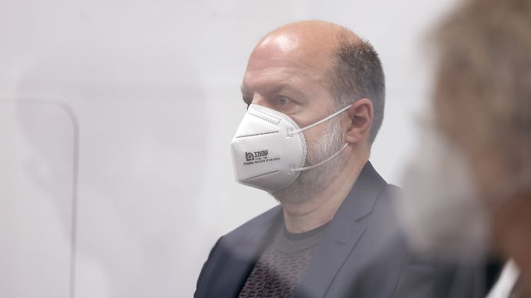 Die Staatsanwaltschaft legt dem 61-Jährigen in zwei Anklagen insgesamt vier Raubüberfälle auf Geldtransporte zur Last.