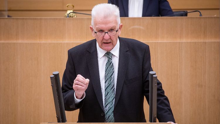 "Wir brechen keine Debatte über Exitstrategien vom Zaun - das wäre völlig unangemessen und das völlig falsche Signal", erklärt Kretschmann.
