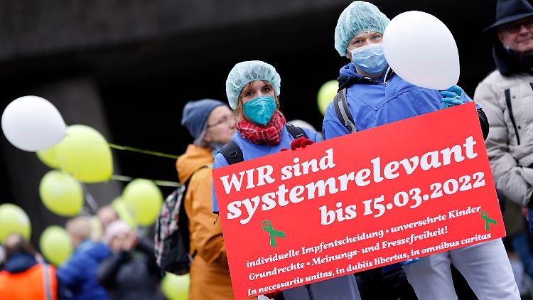 Auf Protesten gegen die staatlichen Corona-Maßnahmen traten zuletzt auch Pflegekräfte auf, die sich gegen die Impfpflicht im Gesundheitssektor wehren. 