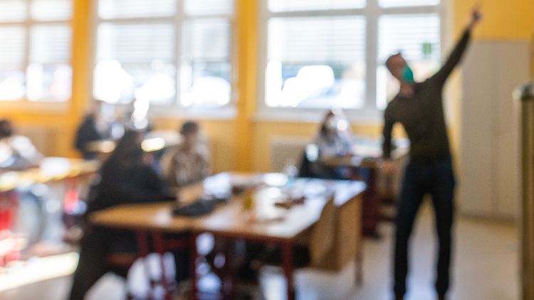 Gegen die drei Lehrer aus verschiedenen Städten sind Disziplinarverfahren eingeleitet worden.
