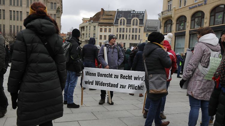 Bertolt Brecht zitieren ist nicht strafbar. Holocaust-Relativierung schon. 
