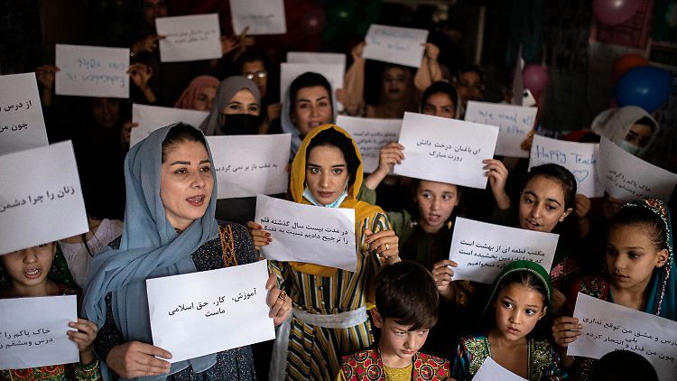 Afghanische Frauen demonstrieren im Oktober für einen gleichberechtigten Zugang zu Bildung.