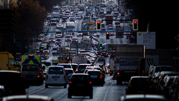 Der Klimawandel kommt, aber die Blechlawine rollt.