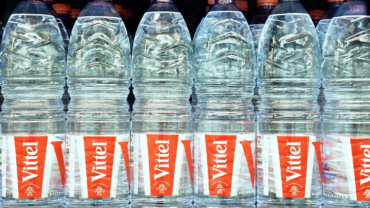Bereits im vergangenen Jahr hatte der Discounter Lidl die Vittel-PET-Einwegflaschen aus den Regalen verbannt.
