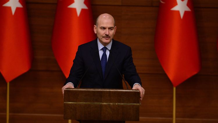 Der türkische Innenminister Süleyman Soylu kritisiert das Verhalten der griechischen Grenzbeamten scharf.