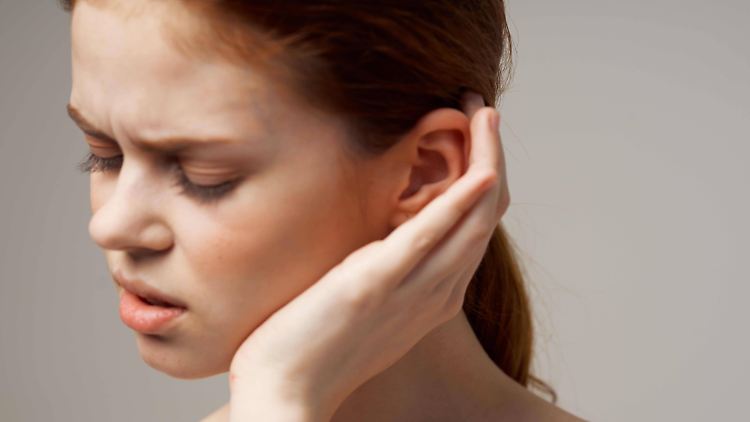 Menschen mit chronischem Tinnitus können mit psychologischer Unterstützung beschwerdefrei leben. 