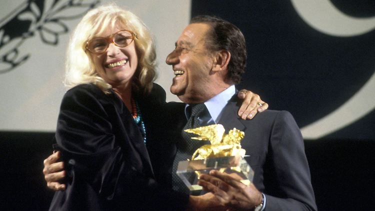 1995 erhielt sie in Venedig den Goldenen Löwen für ihr Lebenswerk (hier mit Schauspieler Alberto Sordi).