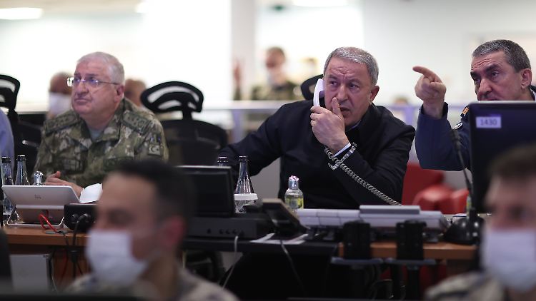 Der türkische Verteidigungsminister Hulusi Akar im Kreise von Generälen während der "Operation Winter Eagle", die sich gegen PKK- und YPG-Stellungen in Syrien und dem Irak richtete. 