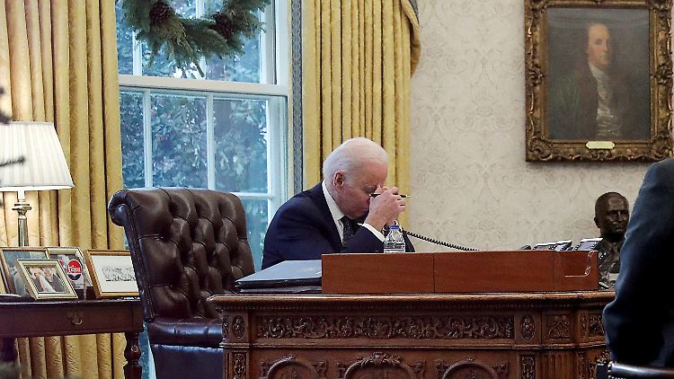 US-Präsident Joe Biden im Telefongespräch mit Ukraines Staatschef Wolodymyr Selenskyj - im Dezember