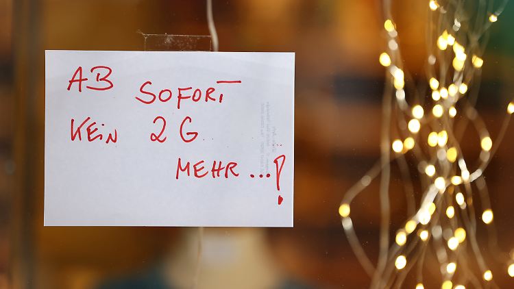 Ausgenommen waren von der 2G-Pflicht in Hessen bislang Geschäfte des täglichen Bedarfs wie Lebensmittelmärkte oder Apotheken.
