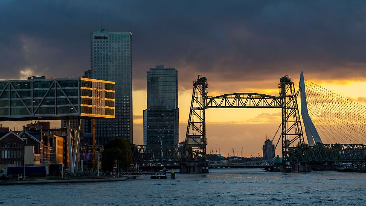 Bis 1993 verließen Züge Richtung Süden das Zentrum Rotterdams über "De Hef". Heute ist die Brücke ein Industriedenkmal.