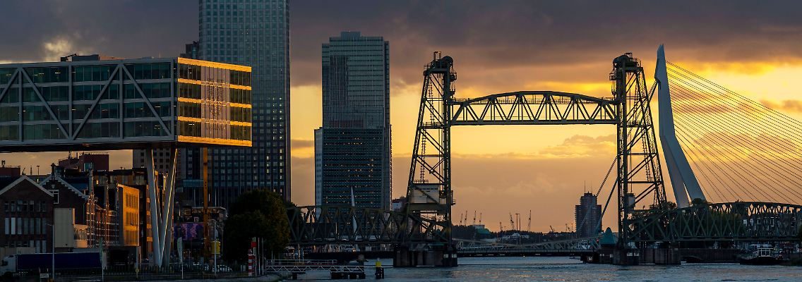 Bis 1993 verließen Züge Richtung Süden das Zentrum Rotterdams über "De Hef". Heute ist die Brücke ein Industriedenkmal.
