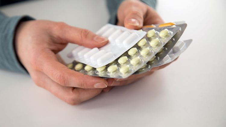 Wenn der Restmüll vom Entsorger verbrannt wird, können alte Tabletten dort bedenkenlos entsorgt werden.