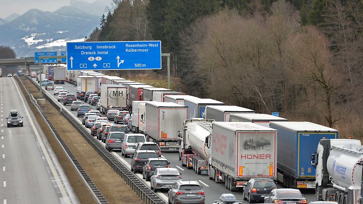 Die staureichsten Tage liegen fast genau ein Jahr zurück, als ein heftiger Wintereinbruch für lange Kolonnen auf den Autobahnen sorgte.