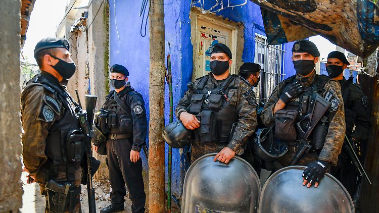 Sicherheitsbeamte führten Razzien im Vorort von Buenos Aires aus.