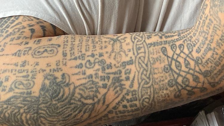 Zu den Sak-Yant-Motiven gehören geometrische Figuren, Tiere und in der altindischen Pali-Sprache verfasste, rätselhaft anmutende Khmer-Schriftzüge.
