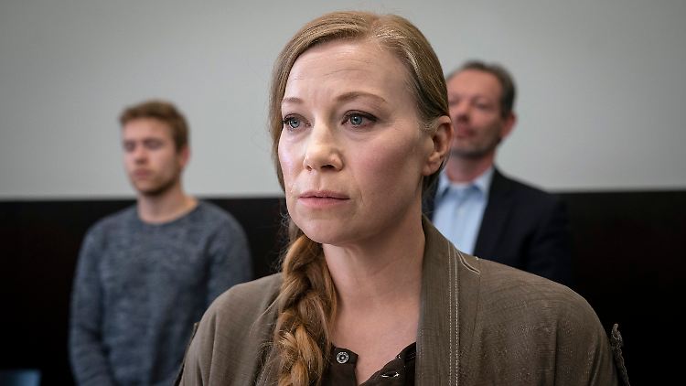 Betti Stark (Franziska Arndt) kann nicht glauben, dass ihr Mann vor Gericht einen Mord gesteht.