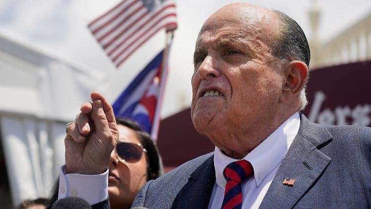 Von der politischen Bühne zu "The Masked Singer"? Rudy Giuliani.