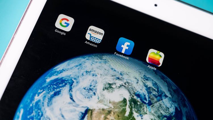 Apple hat weltweit am meisten von der Corona-Krise profitiert, aber auch Alphabet und Facebook.