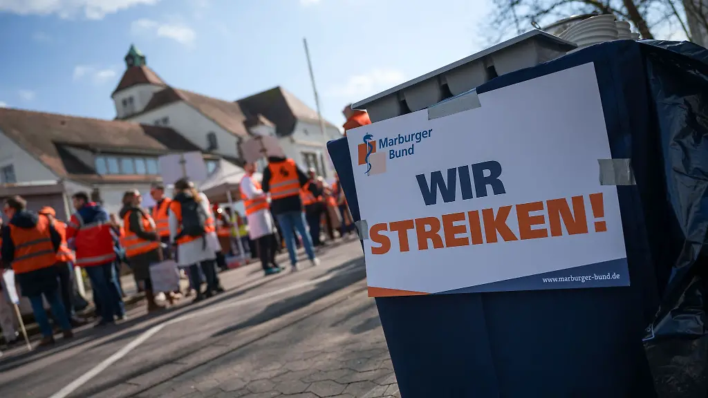 In-ganz-Deutschland-streiken-Aerztinnen-und-Aerzte-wie-schon-vor-ein-paar-Wochen-am-Universitaetsklinikum-des-Saarlands