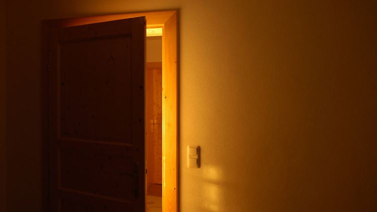 Der Roman "Wir sind das Licht" liest sich wie ein beklemmendes Kammerspiel. 