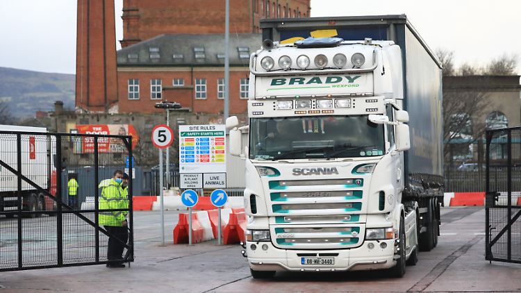 Die in Belfast regierende DUP kündigte aus Protest gegen die Brexit-Regelungen an, die mit der EU vereinbarten Zollkontrollen britischer Importe zu stoppen. 