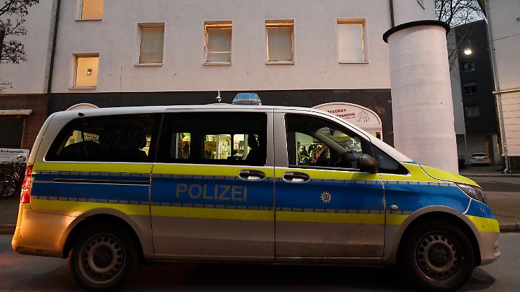 Bei der Razzia in Leverkusen, soll sich der verdächtigte Arzt zeitweise verbarrikadiert haben.